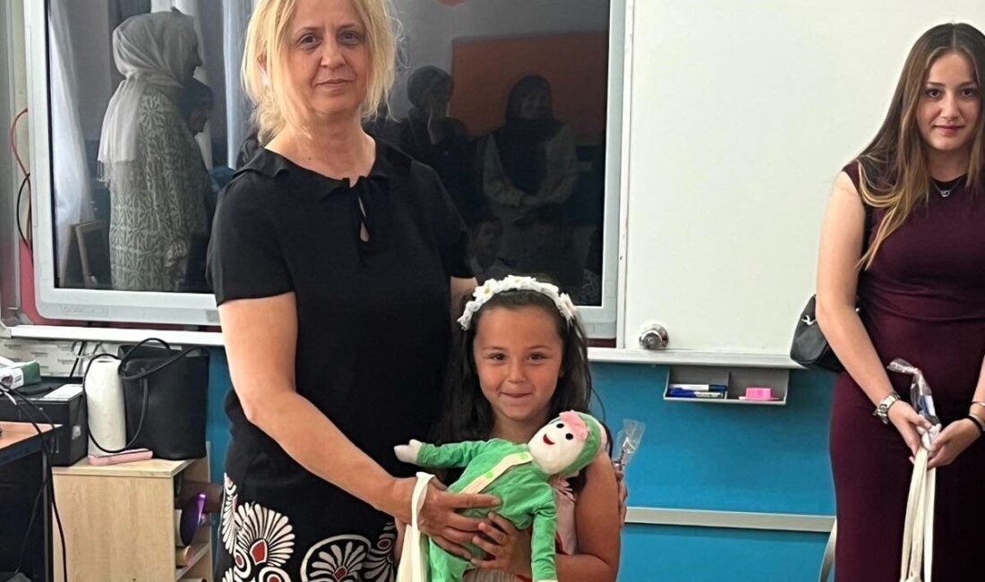 Sakarya Uygulamalı Bilimler Üniversitesi Ferizli MYO Moda Yönetimi Programı öğrencileri,