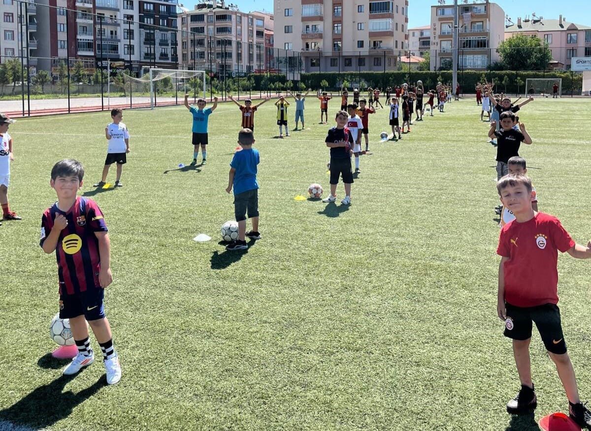 Develi'de gerçekleştirilen Yaz Spor Okulları'na büyük ilgi gösterildi. Develi Gençlik