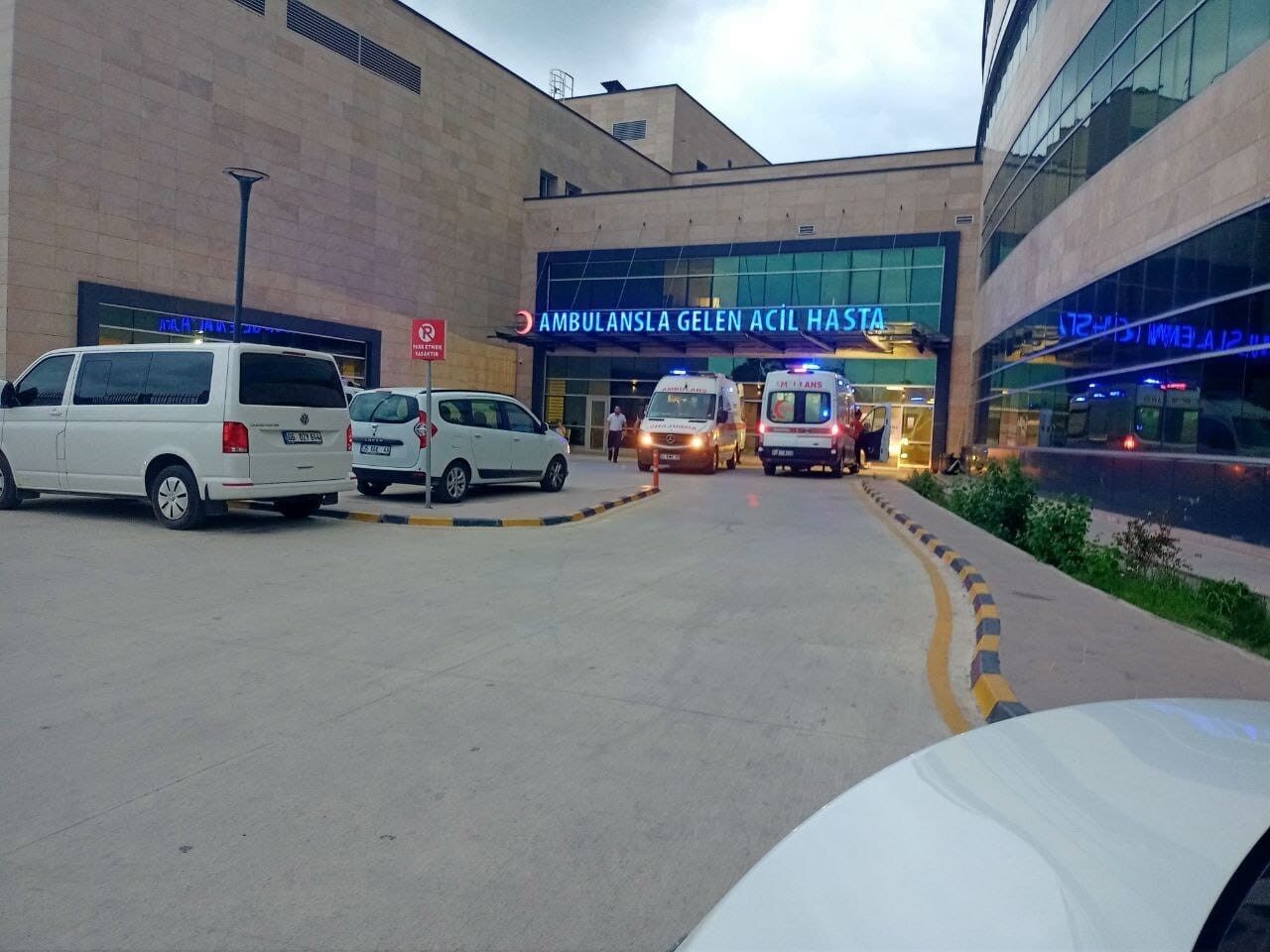 Hatay'ın Dörtyol ilçesindeki bir fabrikada halatı kopan vinçten düşen demir,