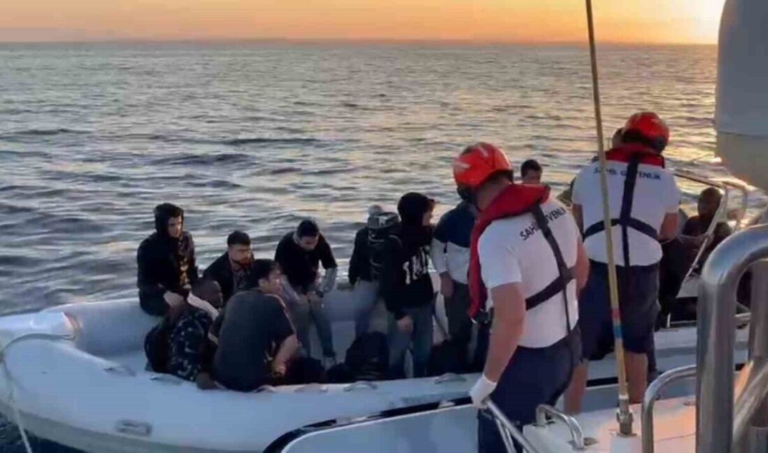 Didim açıklarında motor sorunuyla sürüklenen lastik botta bulunan 21 düzensiz