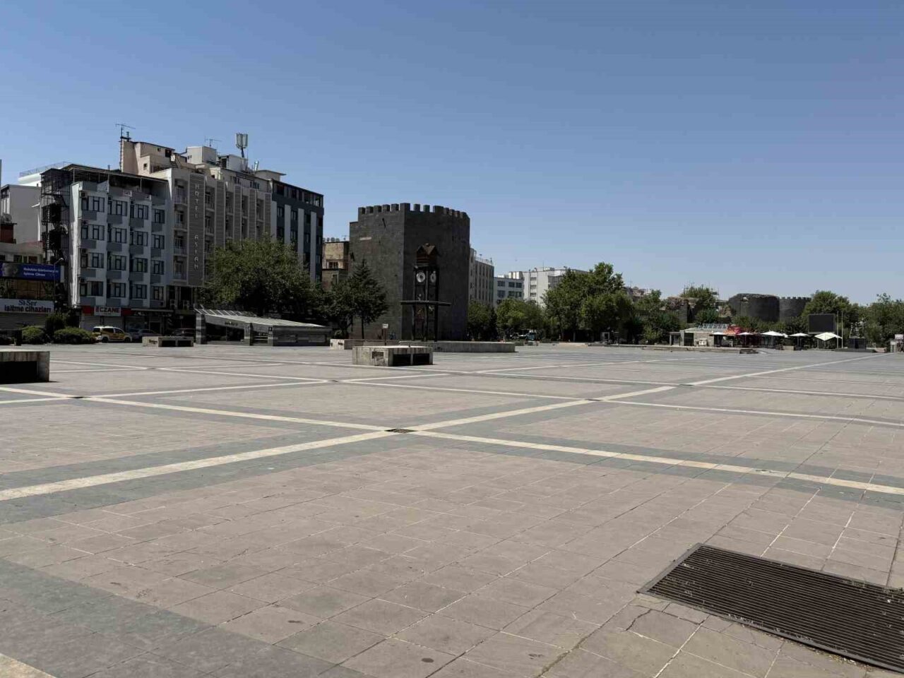 Diyarbakır'da yaz sıcaklıkları 45 dereceyi aşarken, vatandaşlar zorlu koşullar nedeniyle