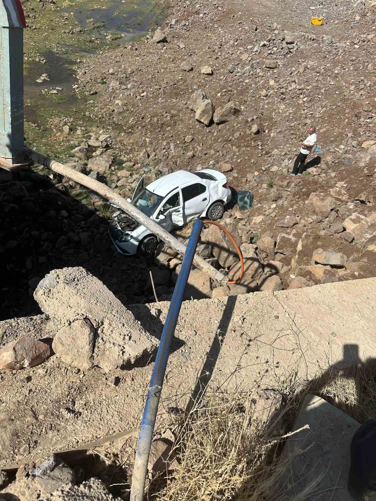 Diyarbakır'ın Çınar ilçesinde sürücü, otomobiliyle Karababa Mahallesi'nde Dilaver Köprüsü'nden düştü.