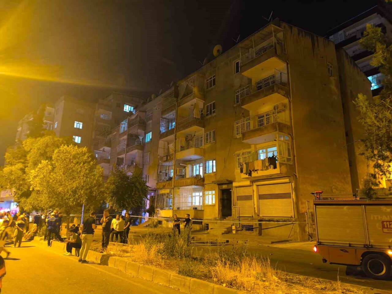 Diyarbakır'ın Bağlar ilçesinde bir binada yaşanan sarsıntı hissi sonrası apartman