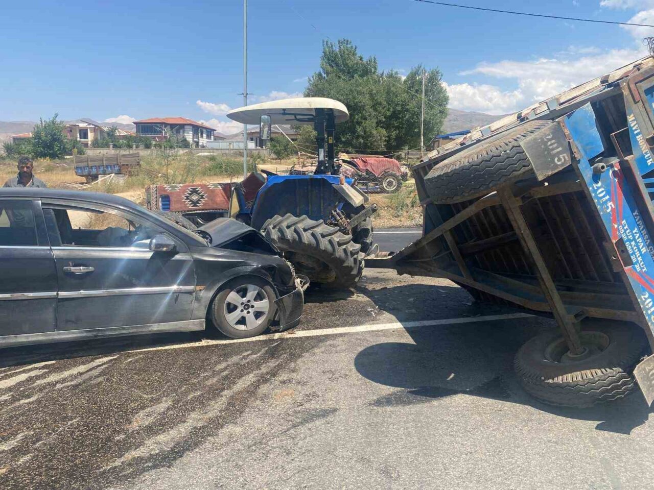 Malatya'nın Doğanşehir ilçesinde bir otomobilin traktör römorkuna çarpması sonucu 2