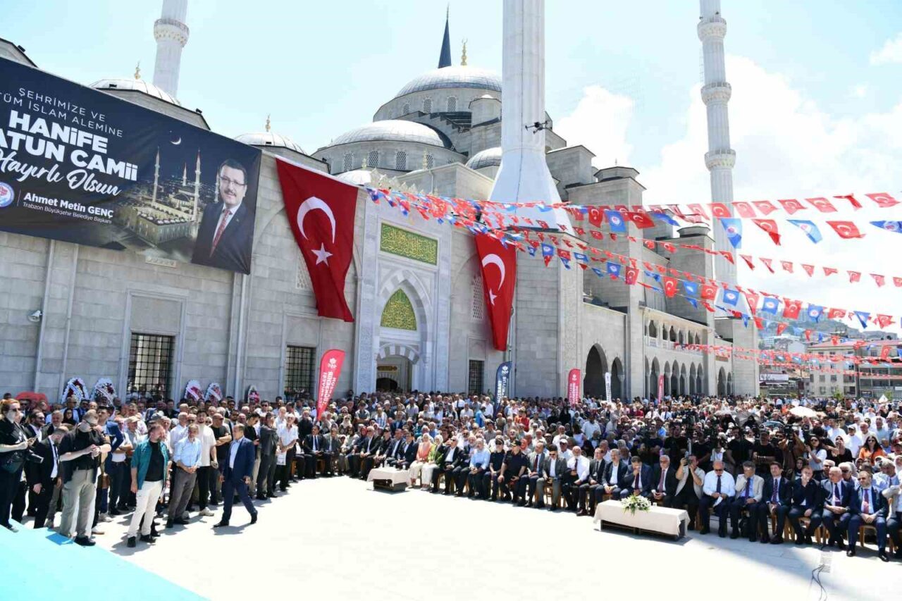 Trabzon'un Ortahisar ilçesinde inşa edilen Hanife Hatun Camii, Doğu Karadeniz