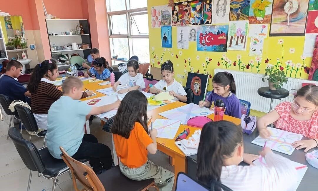 Doğubayazıt Gençlik Merkezi, minik öğrencilere yönelik "Resim Atölyesi" düzenleyerek sanatsal