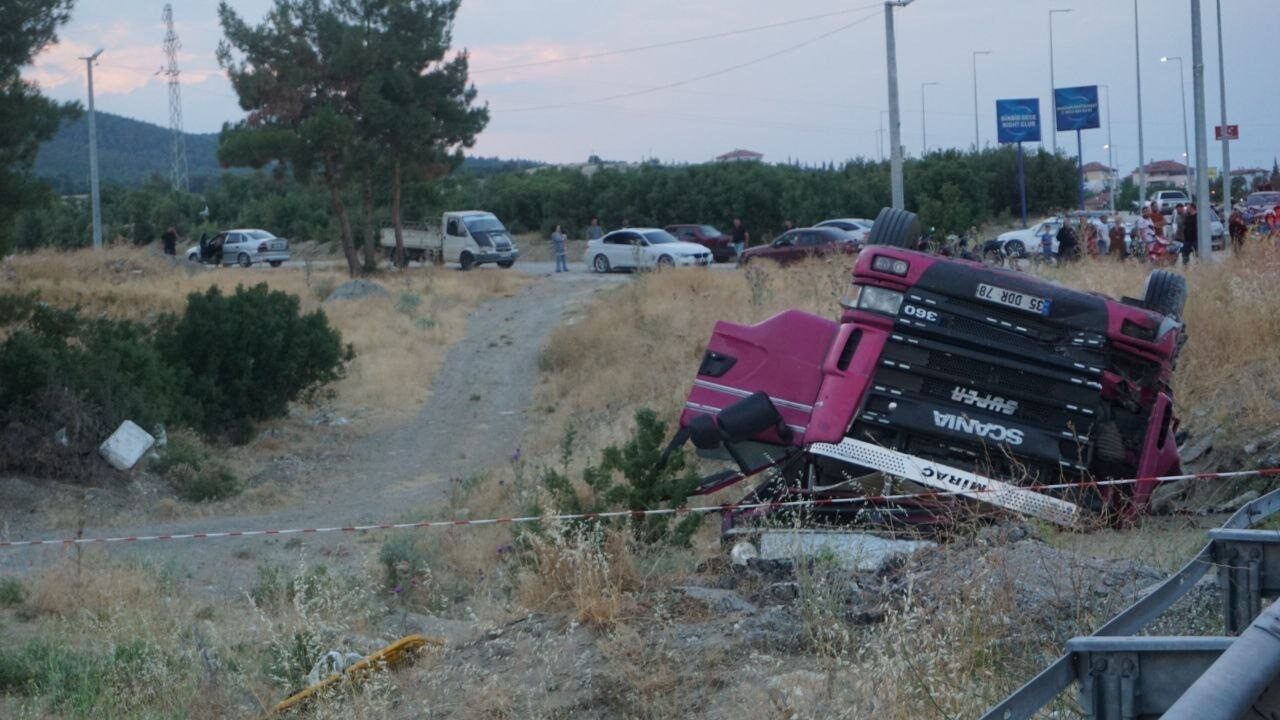 Burdur'un Gölhisar ilçesinde Abdülselam Denizcan (54) yönetimindeki domates yüklü kamyon