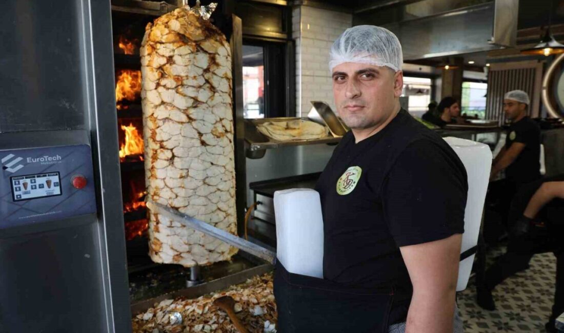 Adana'da ocak başındaki döner ustaları, 40 dereceyi aşan sıcaklıklarda çalışabilmek