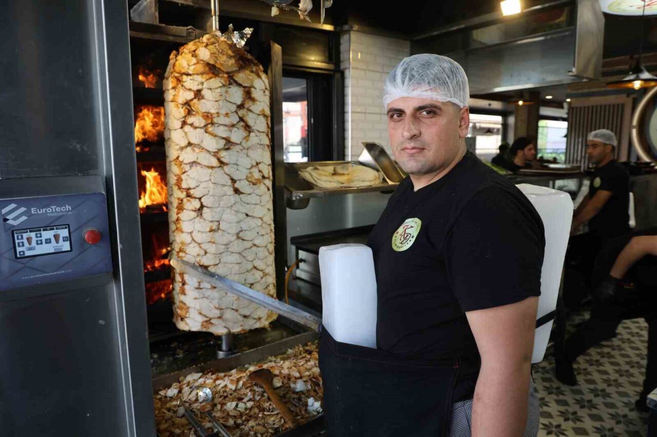 Adana'da ocak başındaki döner ustaları, 40 dereceyi aşan sıcaklıklarda çalışabilmek
