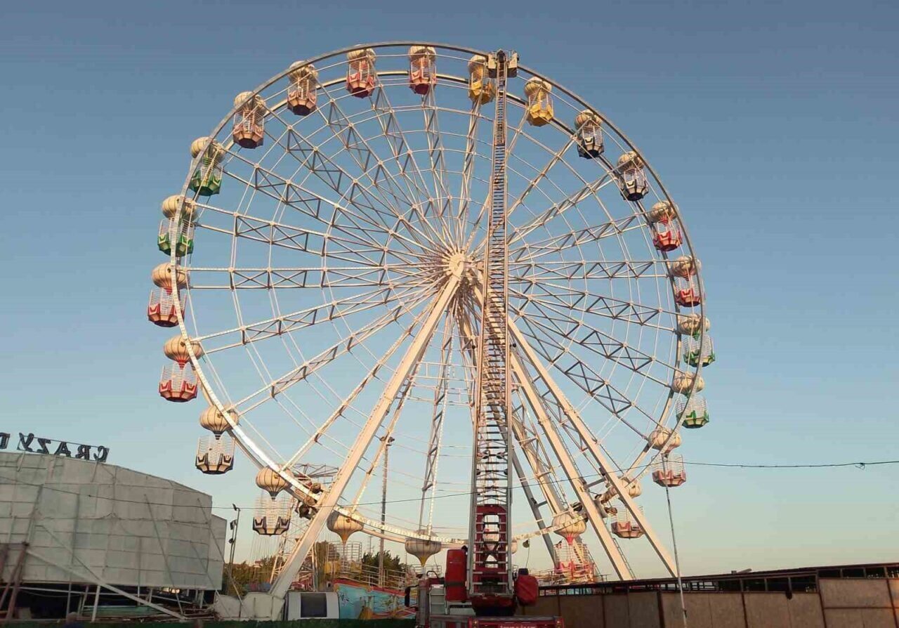 Balıkesir'in Edremit ilçesindeki Akçay Mahallesi'nde yaşanan elektrik kesintisi, bir lunaparkta