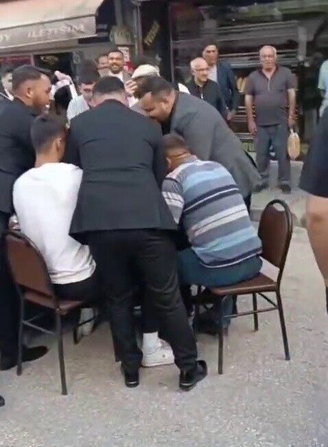 Karabük’ün Eflani ilçesinde, bir düğün konvoyunu durduran gençler, yol ortasında
