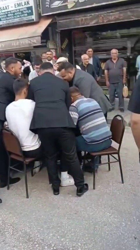Karabük’ün Eflani ilçesinde, bir düğün konvoyunu durduran gençler, yol ortasında