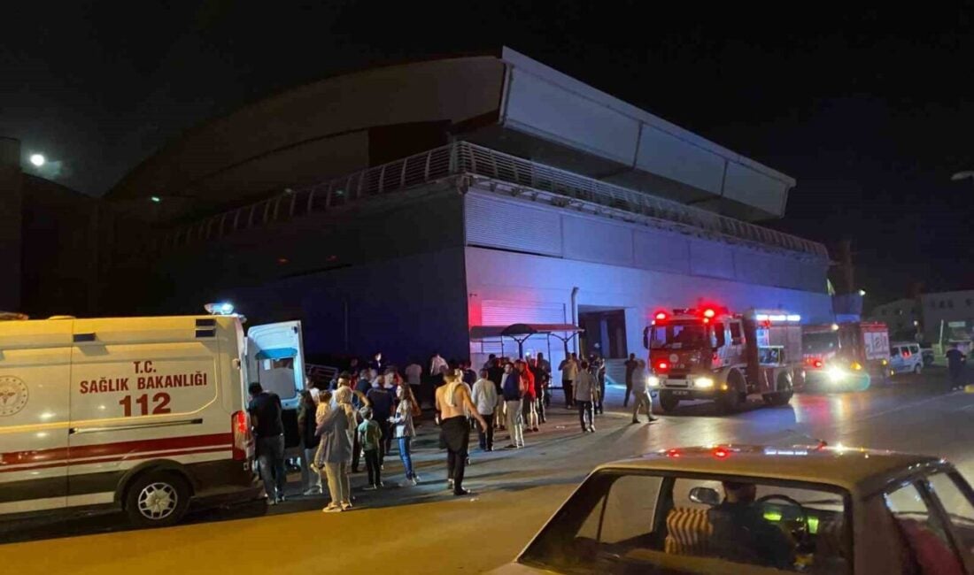 Kocaeli'nin Körfez ilçesinde bir düğün salonunda çıkan yangın sırasında asansörde