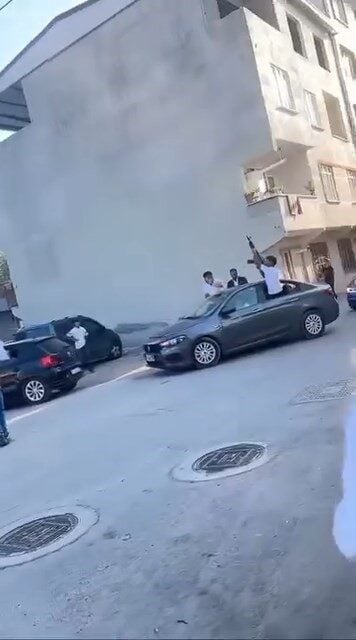 Bursa'nın Yıldırım ilçesinde bir düğünde, davetlilerin heyecanı paniğe dönüştü. Damat