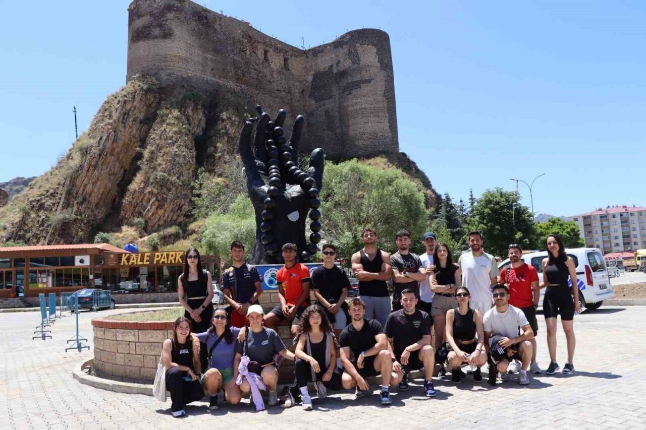 Erzurum’un Oltu ilçesi, Palan Extreme organizasyonu kapsamında uluslararası sporcu öğrencileri