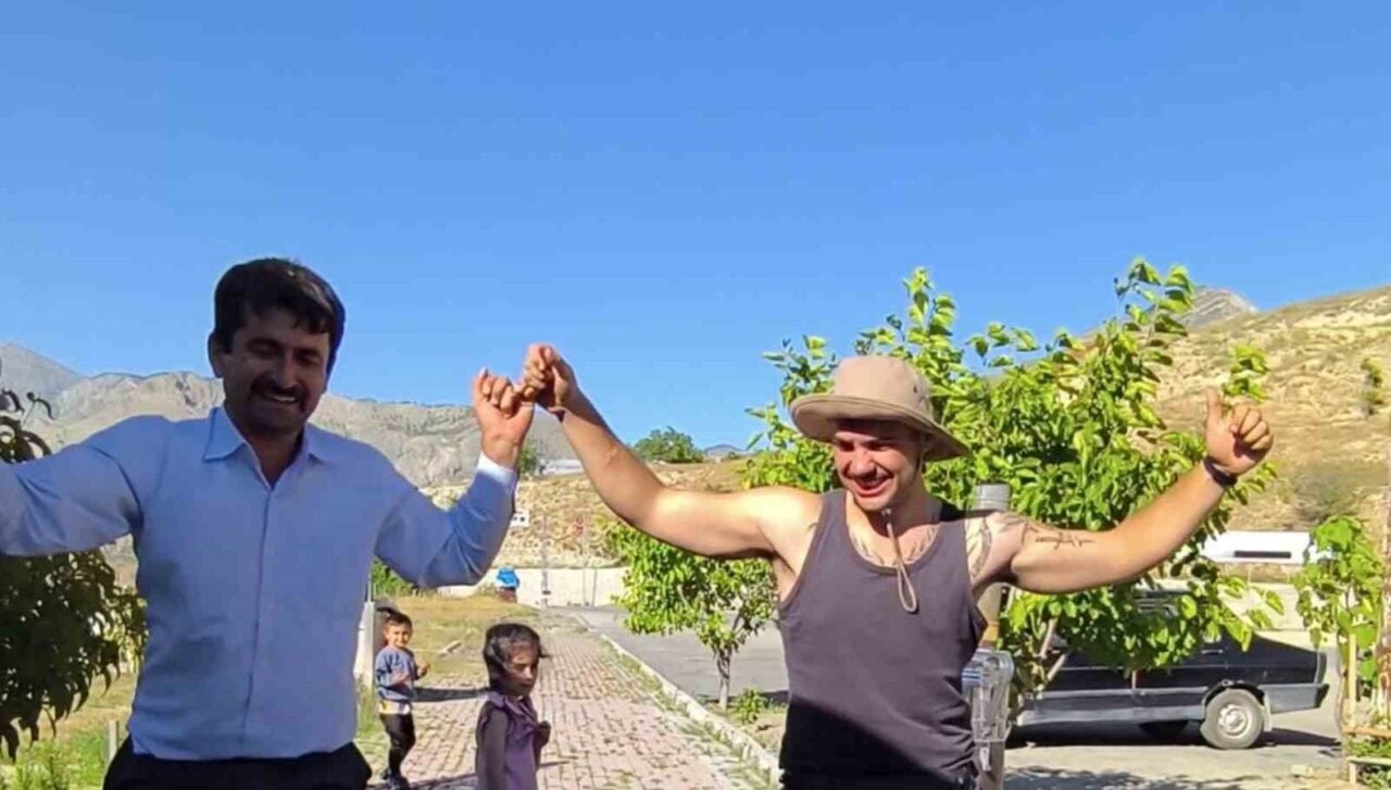 Portekizli turist Simao Silveira, Erzurum'daki Tortum Şelalesi'ni ziyaret etti. Büfe