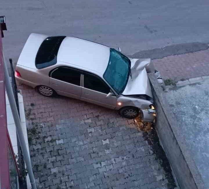 Karabük'ün Safranbolu ilçesinde, Selçuk D. yönetimindeki otomobil kontrolden çıkarak apartman