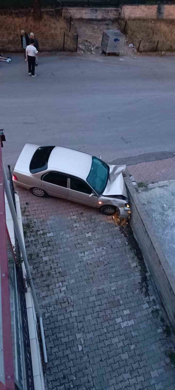 Karabük'ün Safranbolu ilçesinde, Selçuk D. yönetimindeki otomobil kontrolden çıkarak apartman
