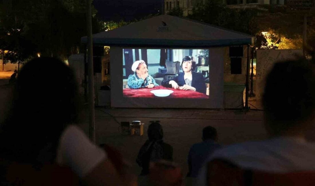 Düzce Üniversitesi, yaz akşamlarını sinema etkinliğiyle renklendirdi. 15 Temmuz Demokrasi