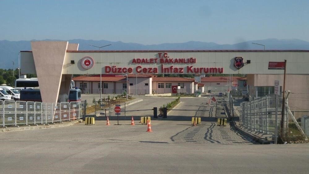 Düzce'de Jandarma ve Polis ekiplerinin yürüttüğü operasyonda, çeşitli suçlardan aranan
