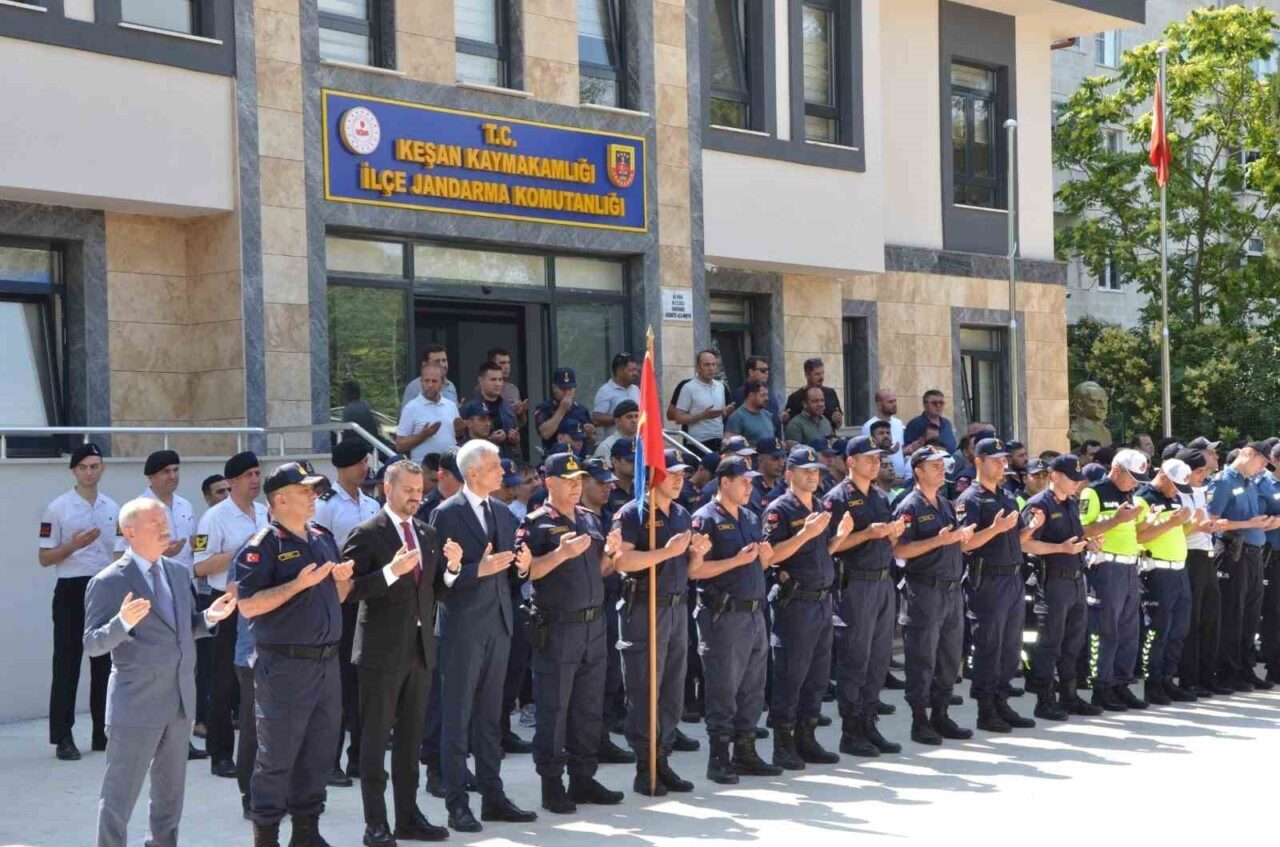 Edirne'nin Keşan ilçesindeki 3 araçla meydana gelen kazada, Jandarma Trafik