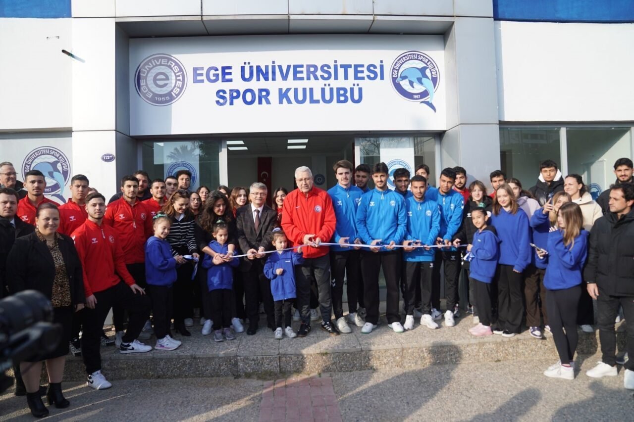 Ege Üniversitesi Spor Kulübü, Bornova Aşık Veysel Kapalı Yüzme Havuzu'ndaki