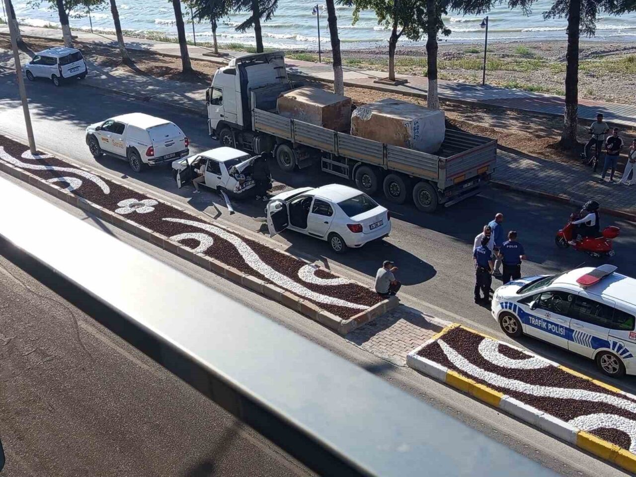 Isparta’nın Eğirdir ilçesinde, D330 kara yolunda meydana gelen zincirleme kazada