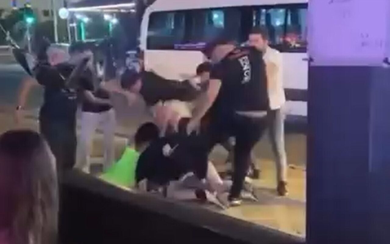 Marmaris'te bir eğlence mekanında, yabancı kadın turistler ile çalışanlar arasında