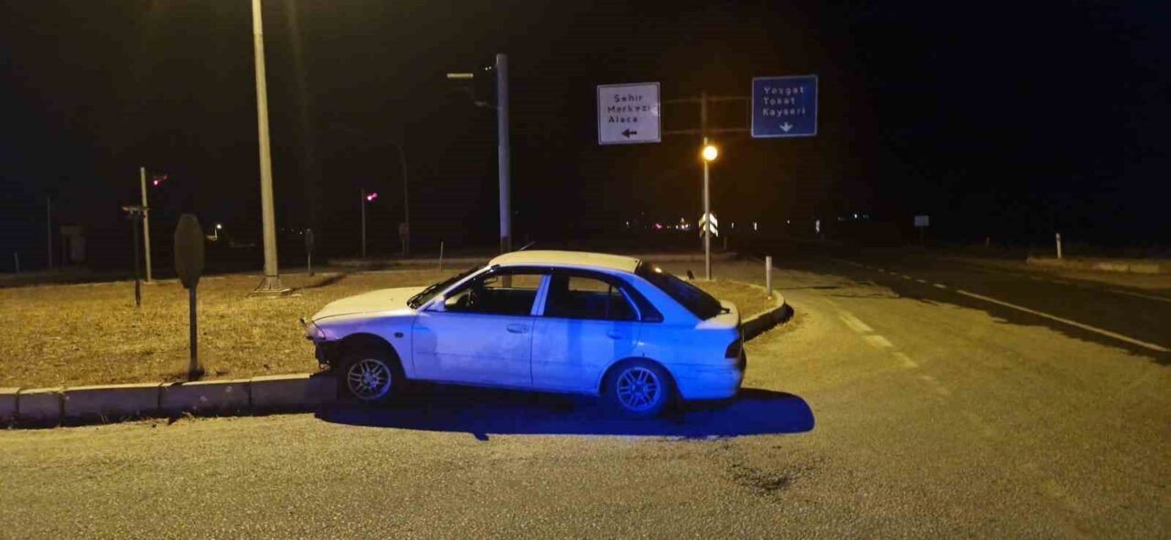 Çorum'un Alaca ilçesinde ehliyetsiz B.K.'nin kullandığı otomobilin refüje çıkması sonucu