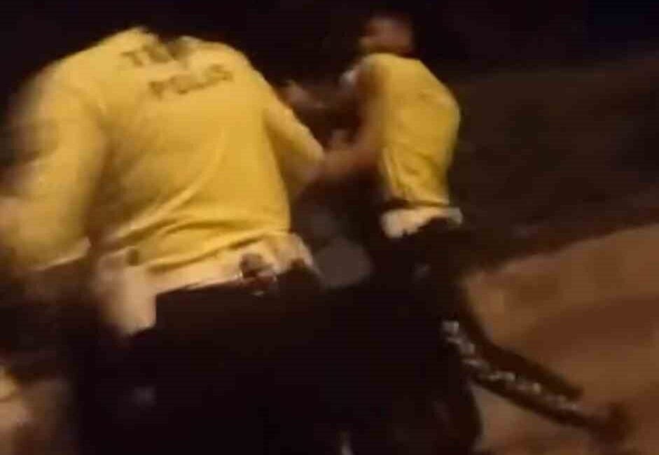 Bursa'nın Osmangazi ilçesinde trafik polisleri, ehliyetsiz bir sürücüye ceza keserken,