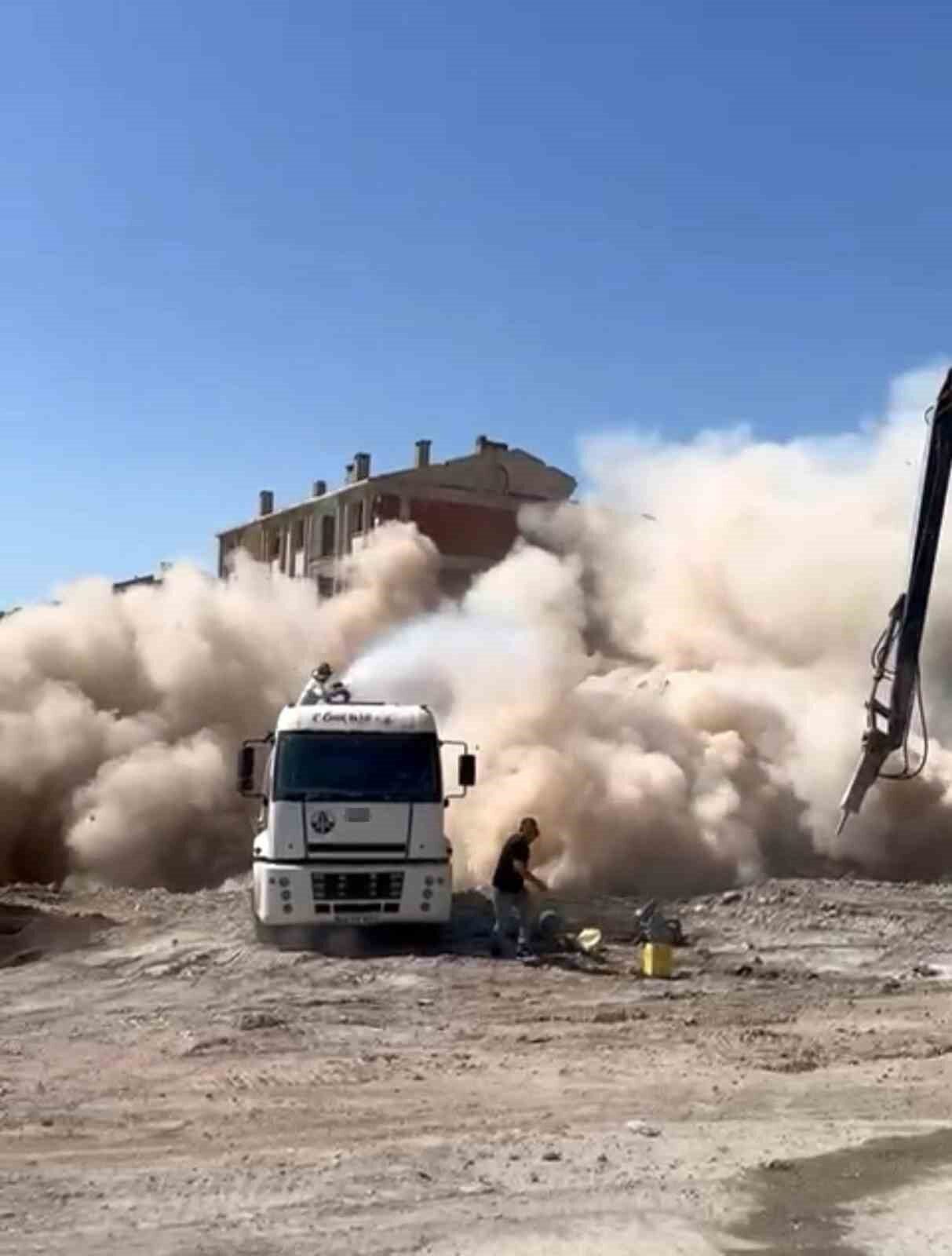 Kahramanmaraş merkezli depremler sonrası Elazığ'da ağır hasar gören bir 5