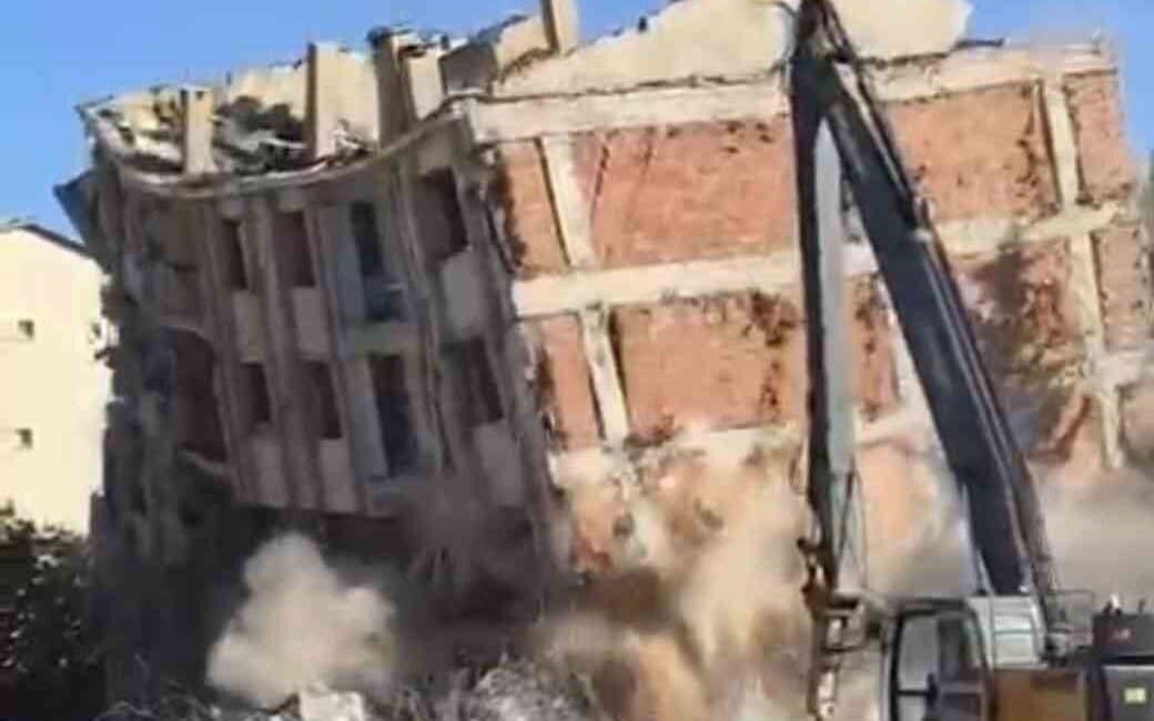 Kahramanmaraş merkezli depremler sonrası Elazığ'da Abdullahpaşa Mahallesi'ndeki ağır hasarlı 5