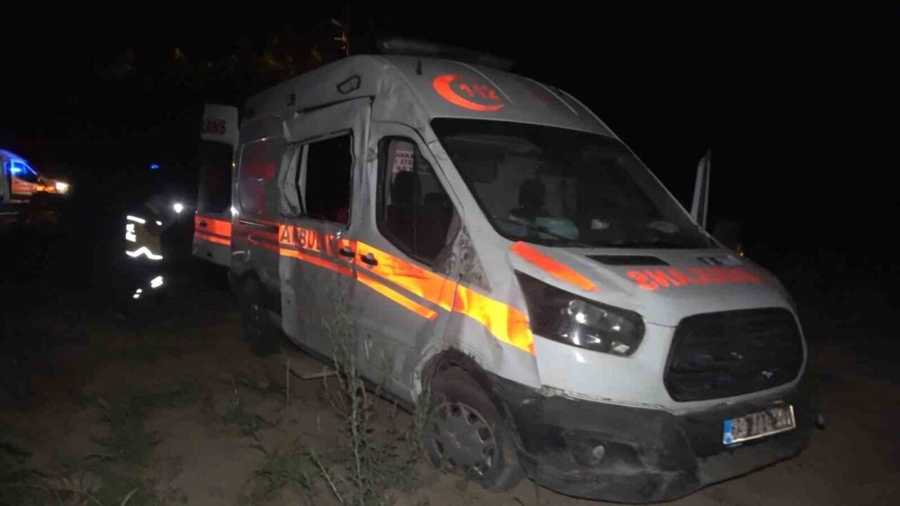 Elazığ-Keban karayolunda, K.M. yönetimindeki ambulans kontrolünü kaybederek şarampole düştü. Olayda,