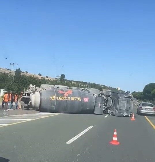 Elazığ-Malatya kara yolunda bir beton mikserinin devrilmesi sonucu bir kişi