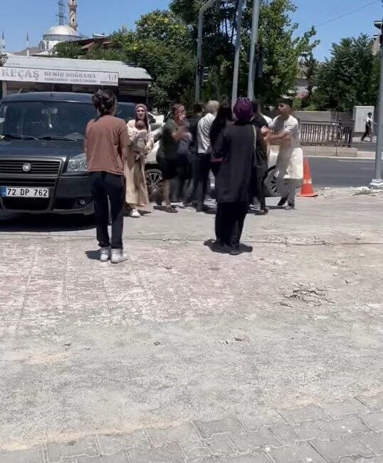 Elazığ-Bingöl kara yolunda hafif ticari araç ile otomobil çarpıştı. Kaza