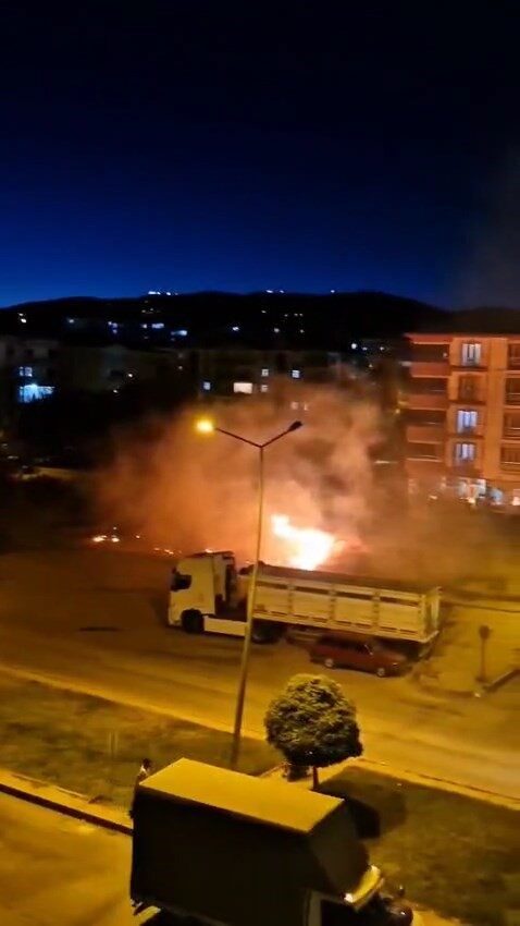 Elazığ'ın Kırklar Mahallesi'ndeki boş bir arazide çıkan ot yangını, itfaiye