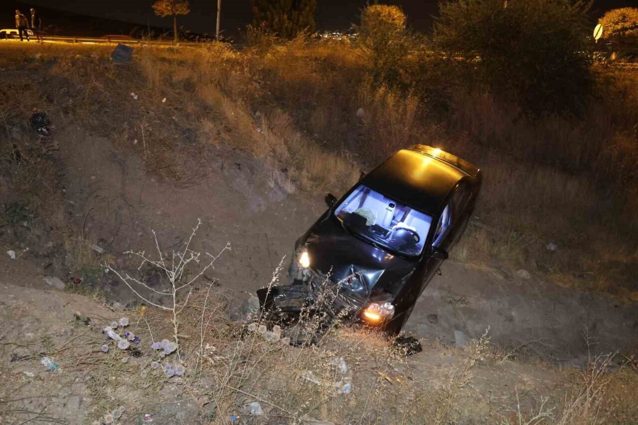 Elazığ'da bir otomobil şarampole devrildi ve kazada M.S. yönetimindeki araçta