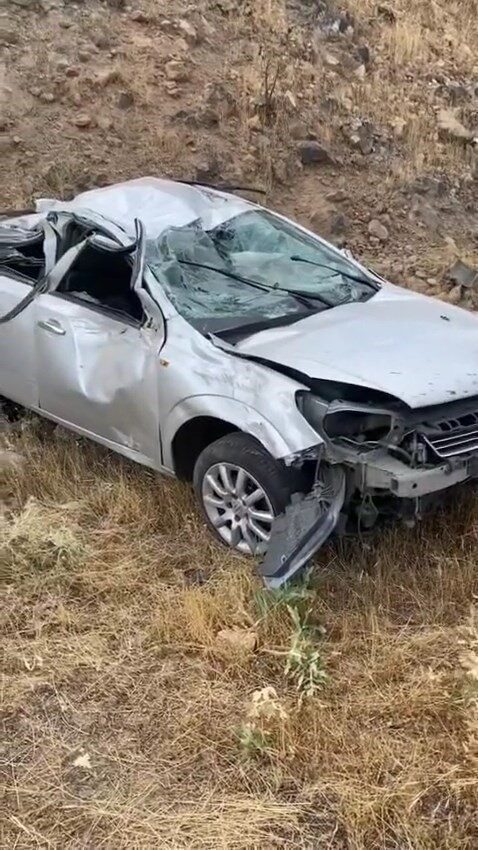 Elazığ-Bingöl Karayolu'nda bir otomobilin şarampole yuvarlanması sonucu 2 kişi yaralandı.
