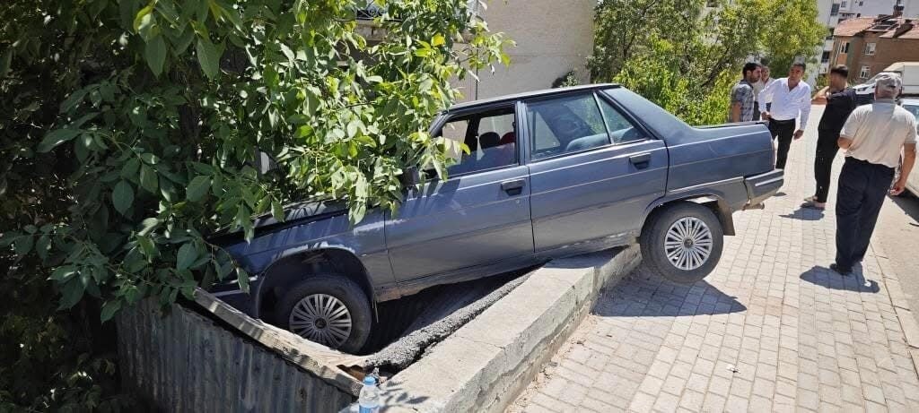 Elazığ’ın Fevzi Çakmak Mahallesi'nde tekeri patlayan 23 ER 957 plakalı