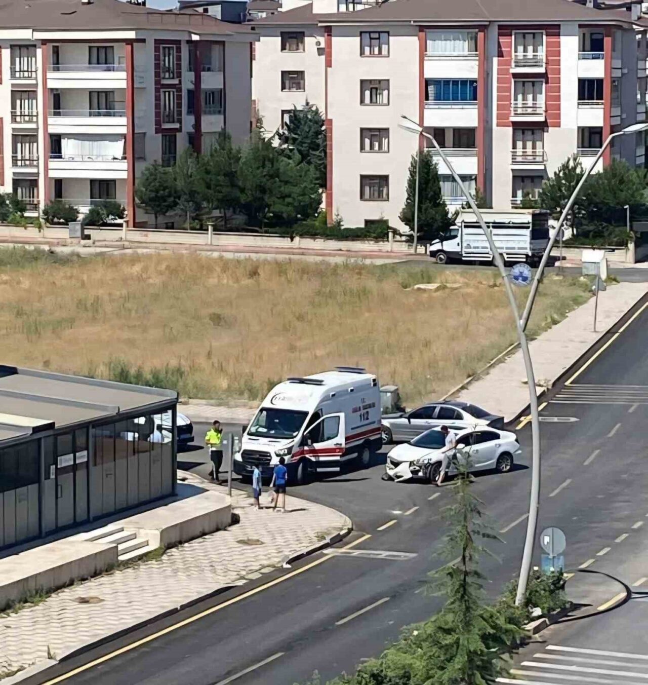 Elazığ'ın Ataşehir Mahallesi'nde iki otomobilin çarpışması sonucu bir kişi yaralandı.