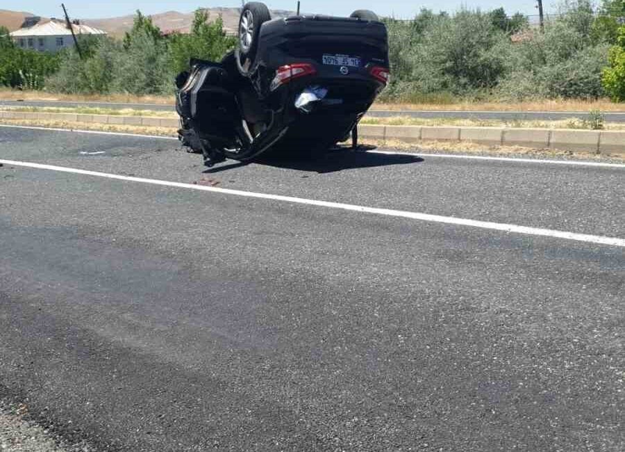 Elazığ'da direksiyon hakimiyetini kaybeden bir otomobil, refüje çarparak ters döndü.