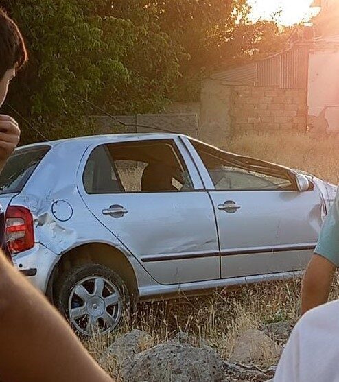 Elazığ'da dün Aksaray Mahallesi'nde Y.B. yönetimindeki otomobil kaldırıma çarparak takla