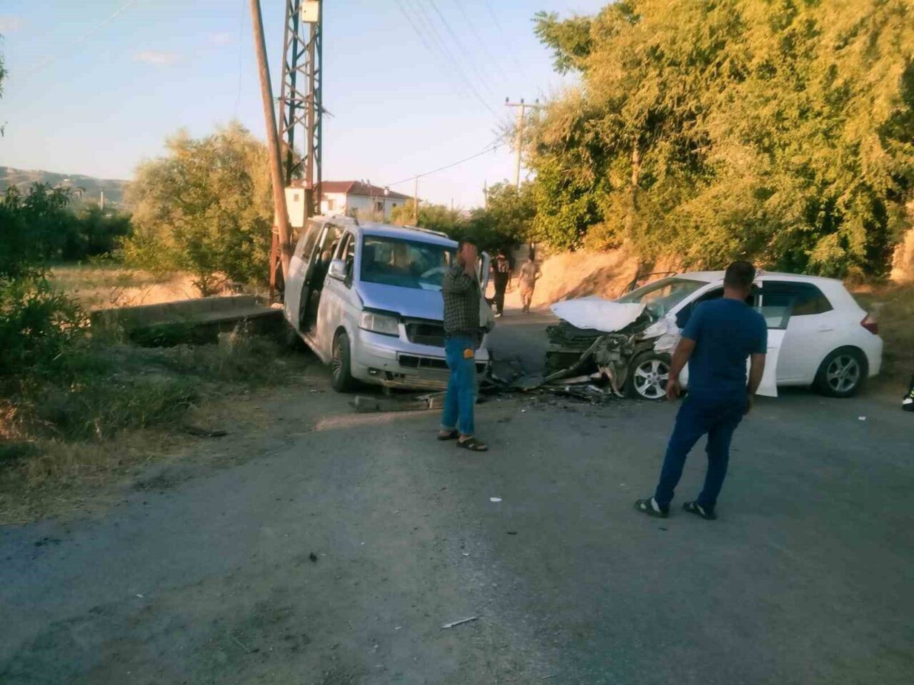 Elazığ'da meydana gelen kazada, hafif ticari araç ile otomobil çarpıştı