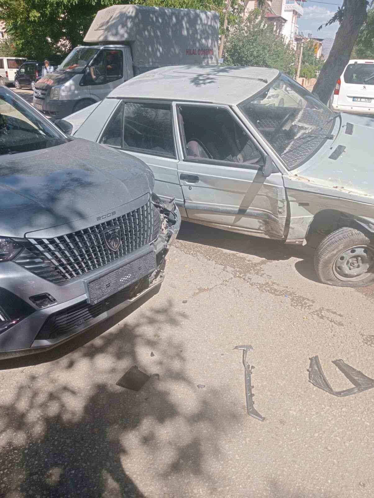 Elazığ'ın Kovancılar ilçesinde iki otomobilin çarpışması sonucu maddi hasar oluştu.