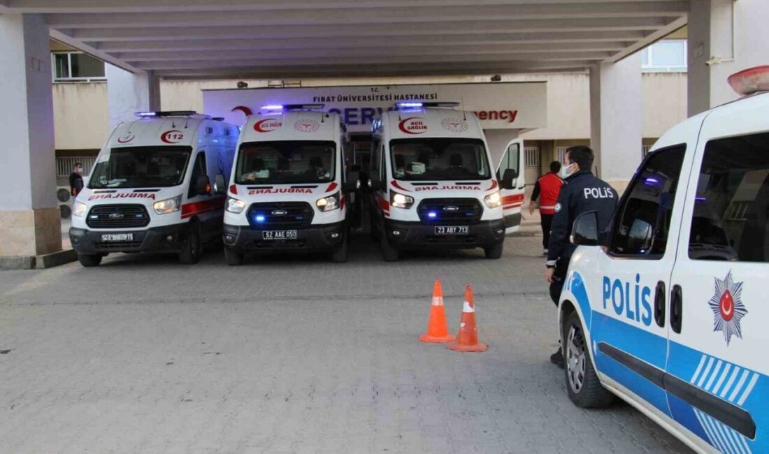 Elazığ'da Malatya Caddesi üzerindeki Hazardağlı Kavşağı'nda üç aracın karıştığı zincirleme
