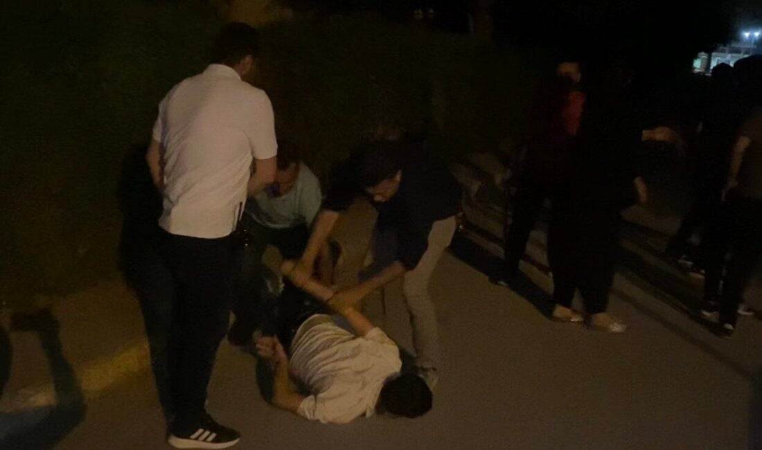 Aksaray’da 16 yaşındaki E.K., bıçakla vatandaşa saldırdıktan sonra ailesiyle tartıştı.