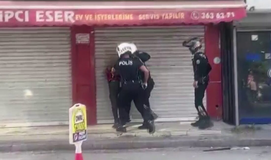 Adana'nın Seyhan ilçesinde bıçakla etrafa saldıran bir kişi, polis ekiplerinin