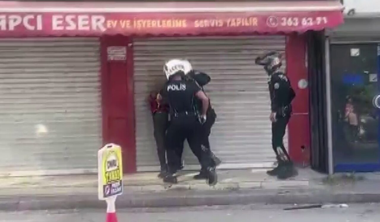 Adana'nın Seyhan ilçesinde bıçakla etrafa saldıran bir kişi, polis ekiplerinin