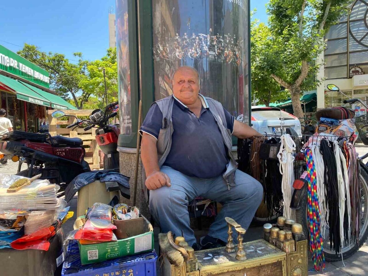 Eskişehirli 75 yaşındaki Selahattin İnce, emekliliğinin ardından çocukken yaptığı ayakkabı