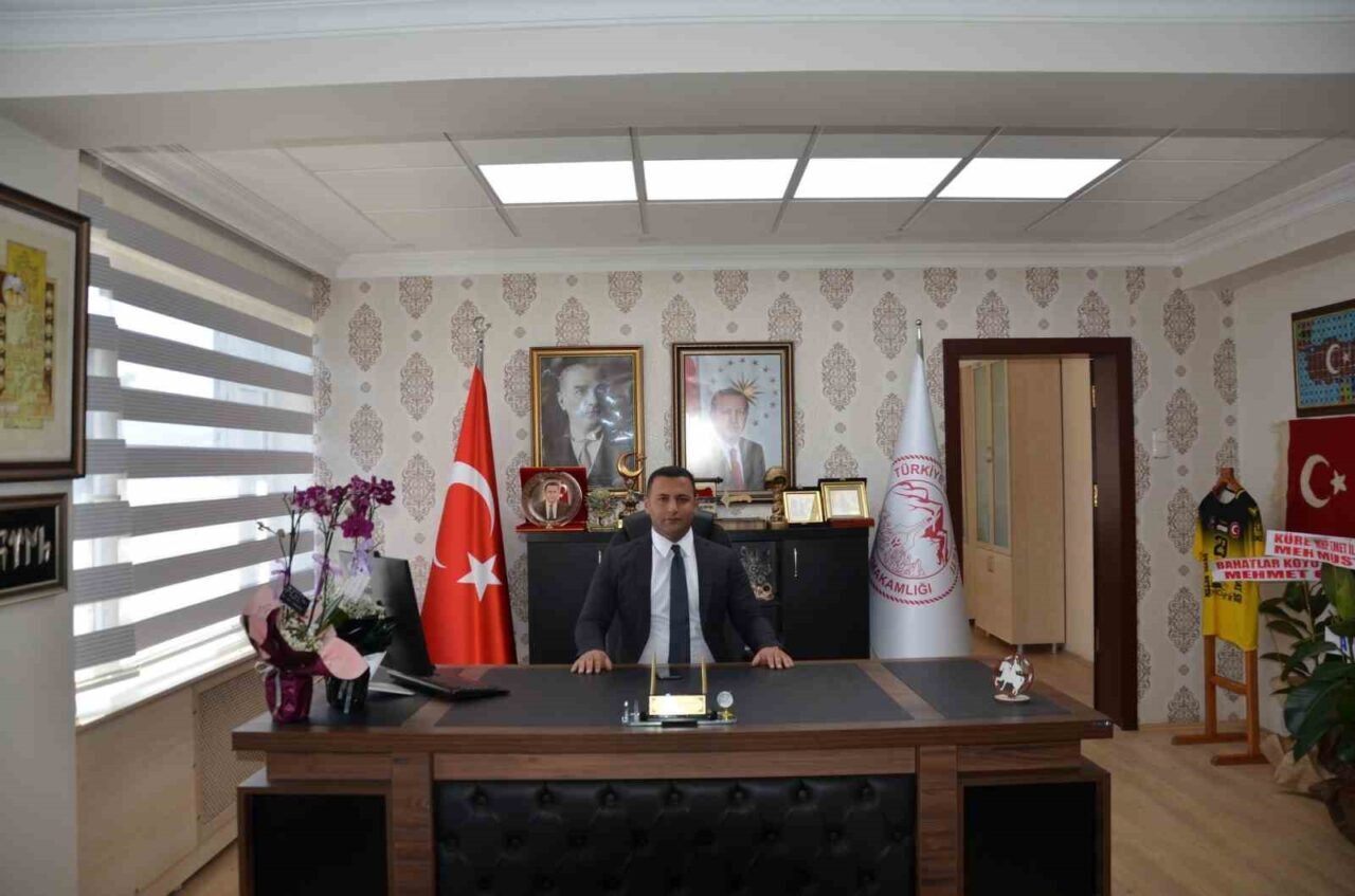 Emet Kaymakamlığına atanan Mehmet Alperen Başkapan, ilçedeki görevine başladı. 1990